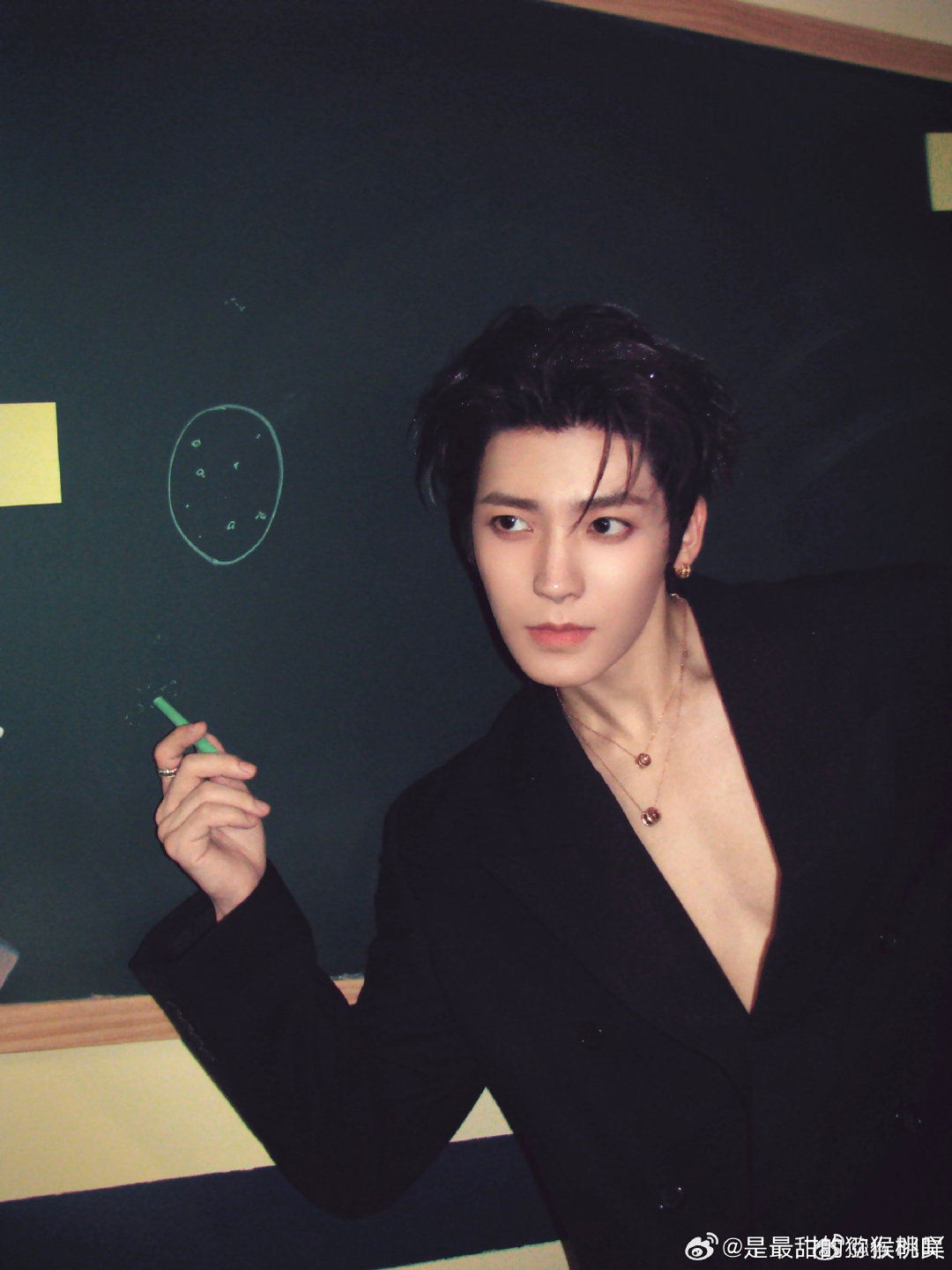 #侯明昊[超话]#  《我知道我很帅但我有大奔驰》 ​