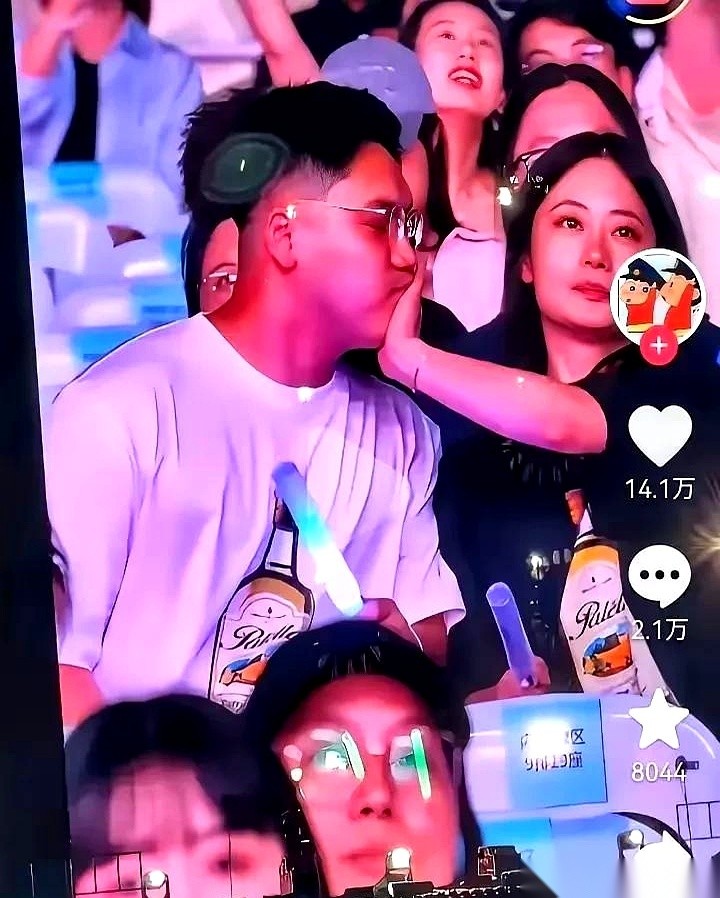 萧敬腾演唱会上那个女孩，大概做梦都没想到，自己看场演唱会，竟然被一些网友判了“感情死刑”。
就因为在镜头扫过时，身边的男生凑上前要亲吻，她连续两次偏头躲开，全身都在往后缩。
视频一出来，一种极其离谱的论调开始出现：“就算不愿意嘴对嘴，贴个脸配合一下总行吧？这女的情商太低，一点体面都不给，以后绝对嫁不
