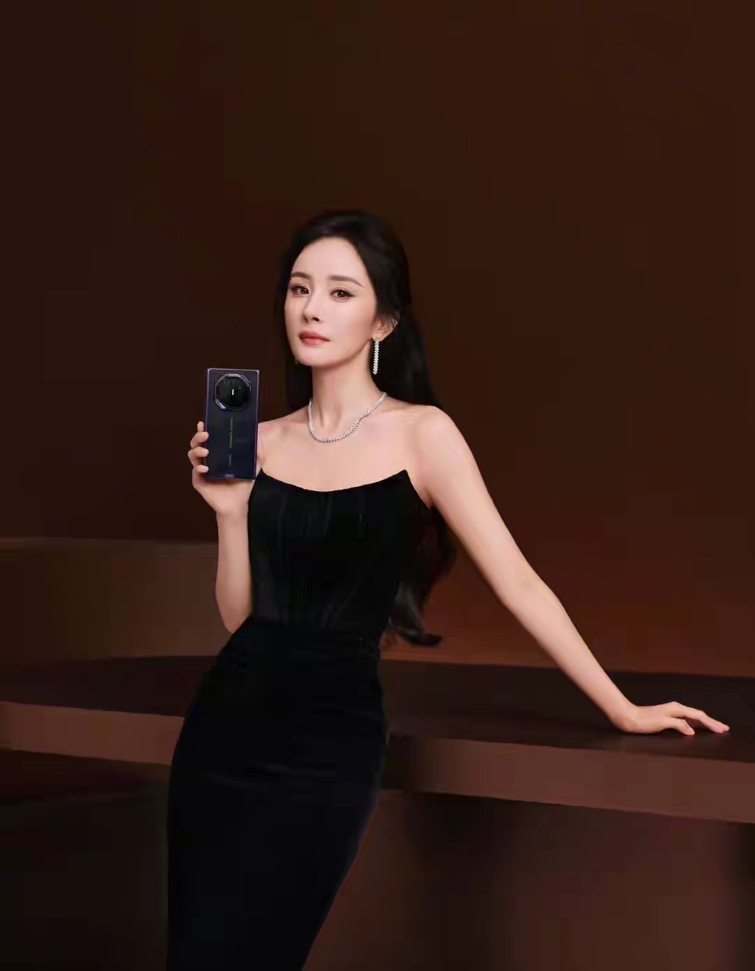 科技与美学巅峰碰撞：杨幂携手华为终端，演绎展翼三折叠非凡设计 ​