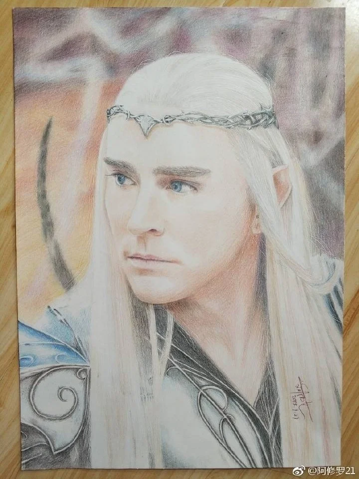 彩铅，精灵王瑟兰迪尔，谁能不爱他呢。因为这个角色知道Lee Pace。