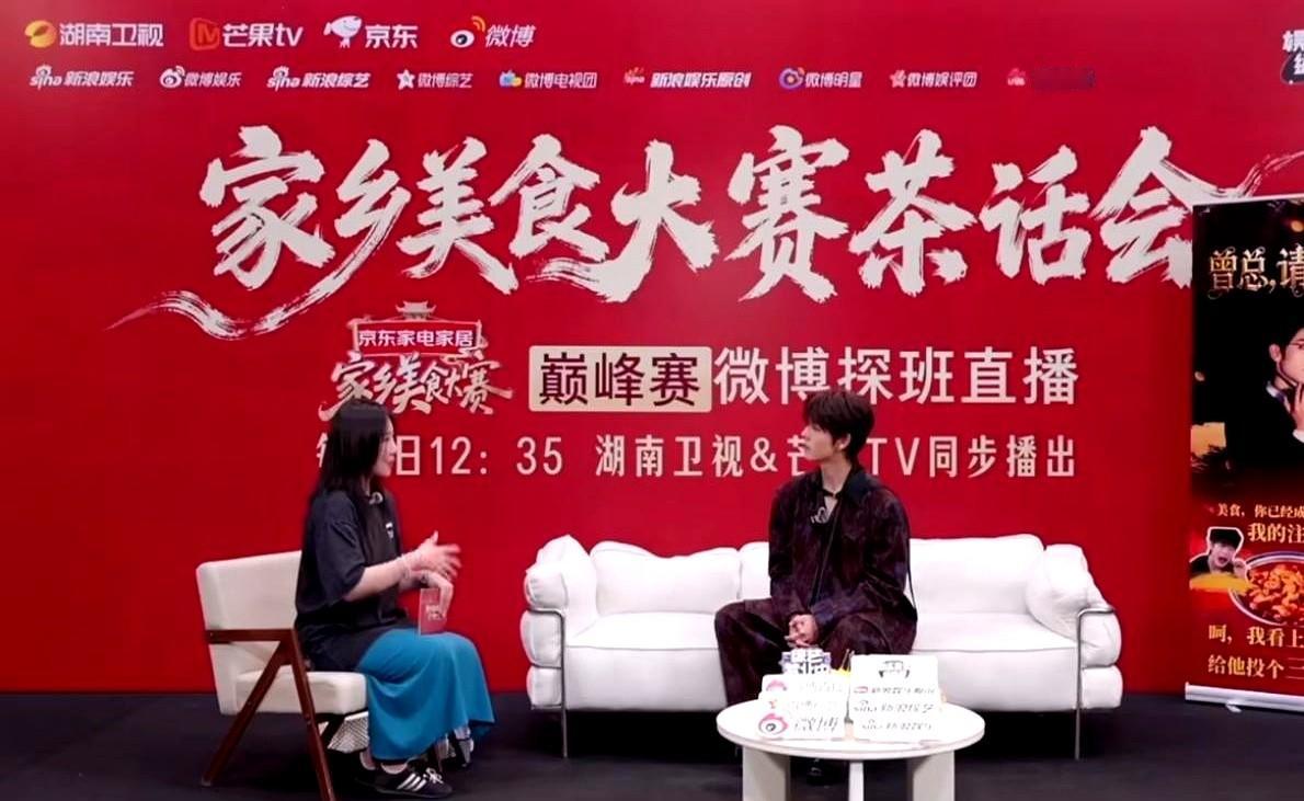 上个综艺别人拼命掉肉，曾辉倒好，硬生生把自己吃胖了11斤。

从145斤一路飙到156斤，这秤上跳动的数字，全拜长沙美食和好队友姚琛所赐。

大半夜的，姚琛端着夜宵敲门，嘴里骗着是减脂餐。曾辉连推拒的手势都没做完，筷子就已经伸进碗里了。

这录制还没结束，看他这胃口，体重秤还得往上窜。

不过话说回