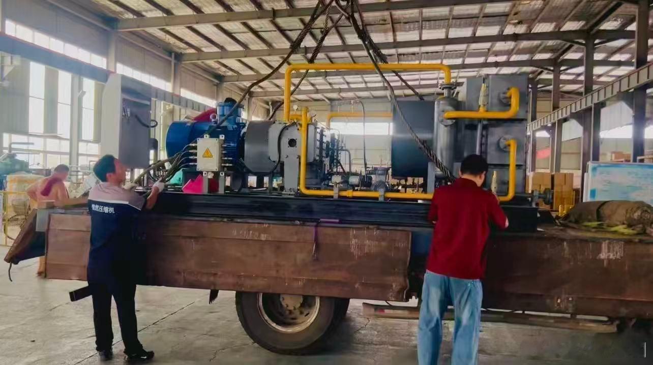 20套 信然无油活塞式氮气增压机实现批量落地，赋能特种气体增压应用

近日，上海信然压缩机无油活塞式氮气增压机项目顺利签约，该套设备包含20台XR‑15.5/4‑8无油活塞式氮气增压机，配套不锈钢储气罐及全套技术服务，将服务于国内特种气体增压工况。

本款XR‑15.5/4‑8机型为D型无油润滑风冷活塞式结 ​