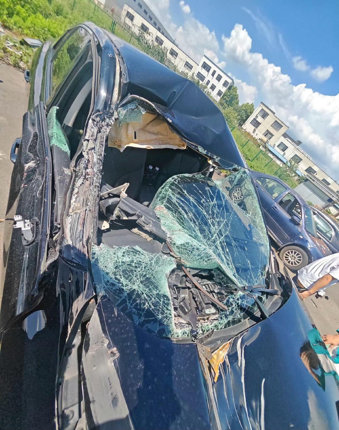 #加木遭遇严重车祸#

说唱歌手加木乘网约车遭遇严重车祸
他本人在后排且系了安全带并无大碍
大家平时打车坐车时候也一定多留意
系好安全带、随时观察司机驾驶状态
发现司机有犯困走神要立刻发出警告
人身安全必须时刻掌握在自己手里… ​