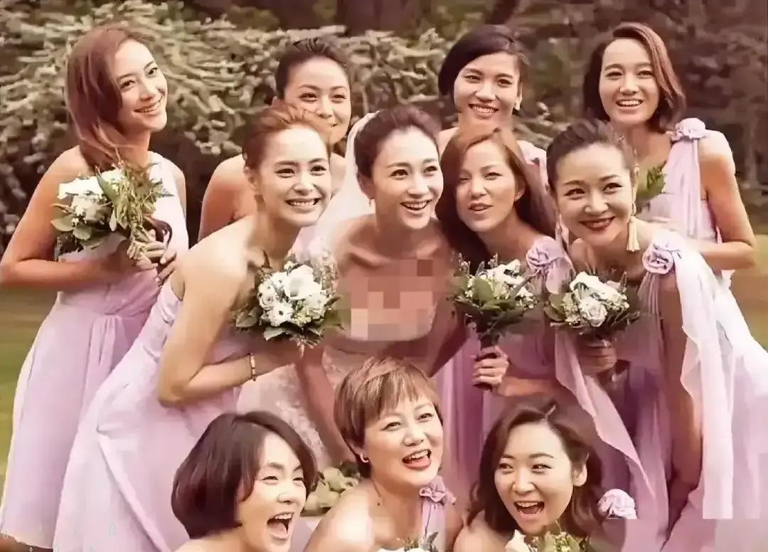 当年在比利时布鲁塞尔办草坪婚礼的时候，李小冉身边围着应采儿、钟欣潼和朱丹，伴娘团这配置放在内娱绝对算得上顶级门面。
合影里其他几个姑娘都拿捧花半遮着脸笑，就她一个人仰着头、大大方方把整张脸露出来。皮肤白得发光，那种发自内心的松弛和底气，当时真让不少人羡慕得不行。
那时候大家都觉得，经历了那么多风