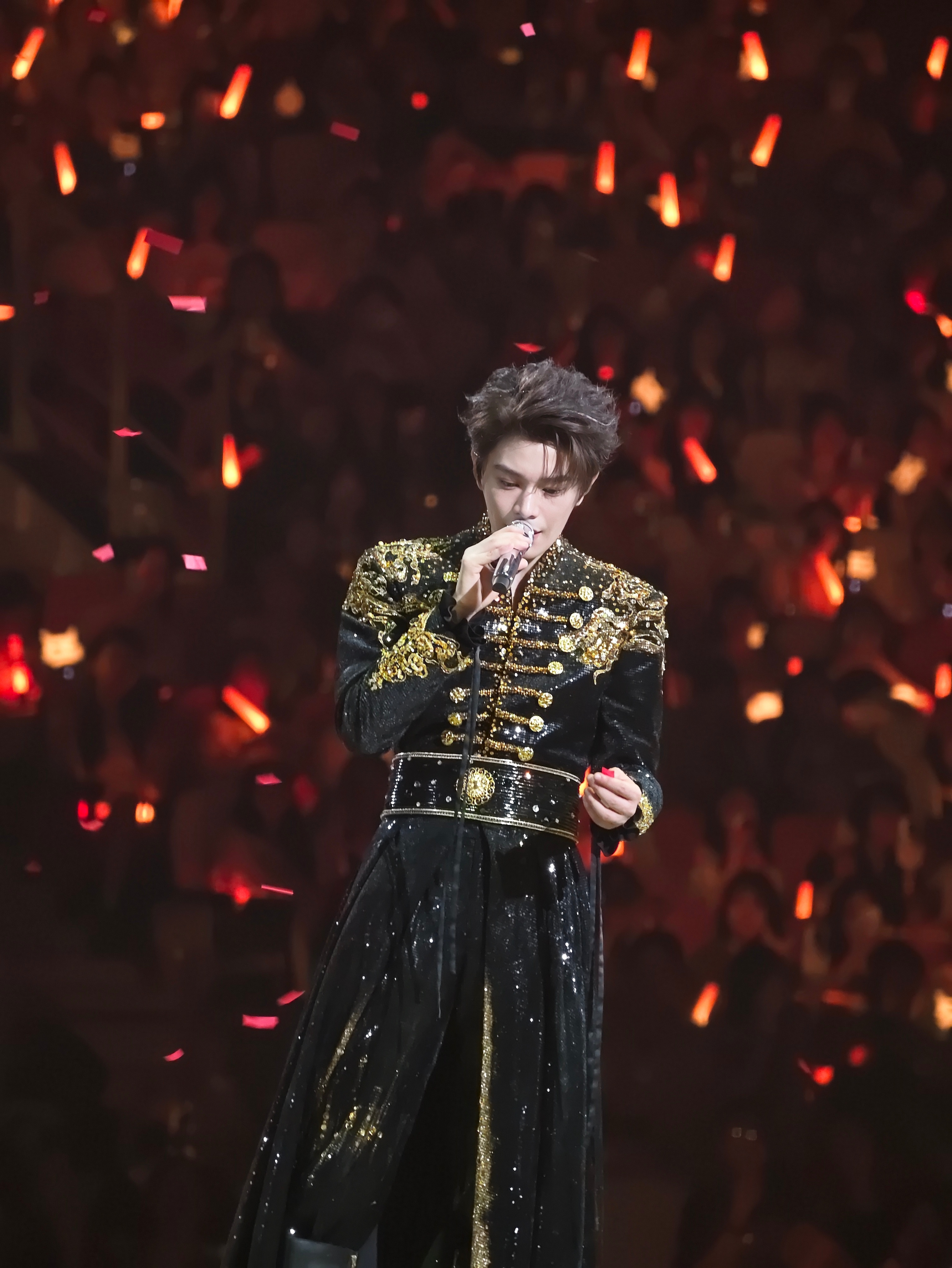 演唱会的📸记录 纯生图

设备  vivo+400增距镜
内场 ​