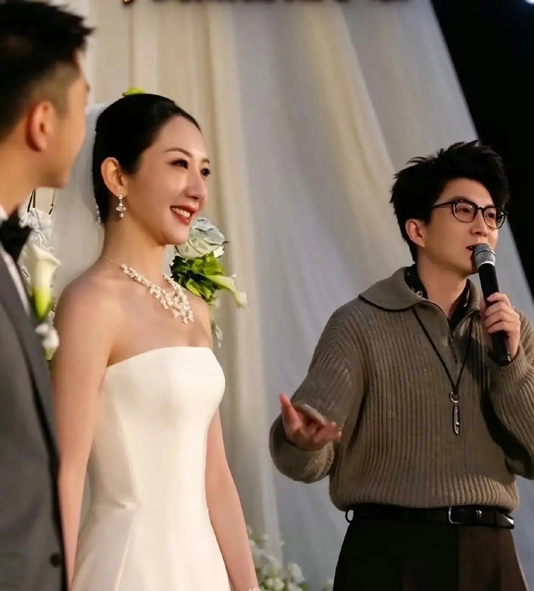 10月24日，歌手毛不易此前在相识二十余年的发小婚礼上的致辞片段在网络传播，引发“发言没边界感”的相关争议，当事新郎新娘公开发声力挺毛不易，呼吁网友理性看待不要断章取义。对此，你怎么看？ ​