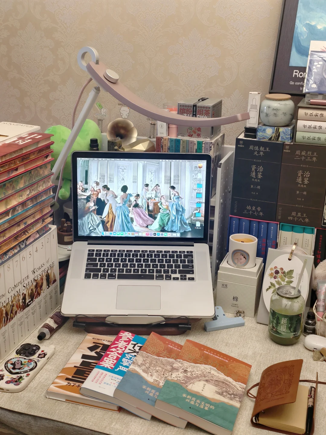 “我们阅读，而后知道自己不孤单。”