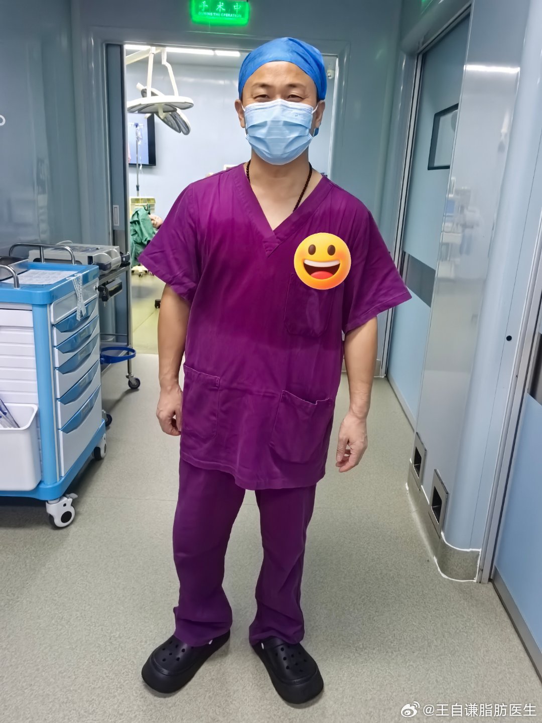 手术服上的汗水还没干透，怀里就多了一束鲜花和一杯冰咖啡——这个七夕和医师节撞了个满怀的午后，突然有了温度。🍃☕️
客户说：“医生，节日快乐。”我笑着说：“是你们让节日有了意义。”
丰胸丰臀，其实是在雕刻自信；而走出手术室的这一瞬，是彼此成全的暖意。手术服湿了又干，但手上的活儿，值 ​
