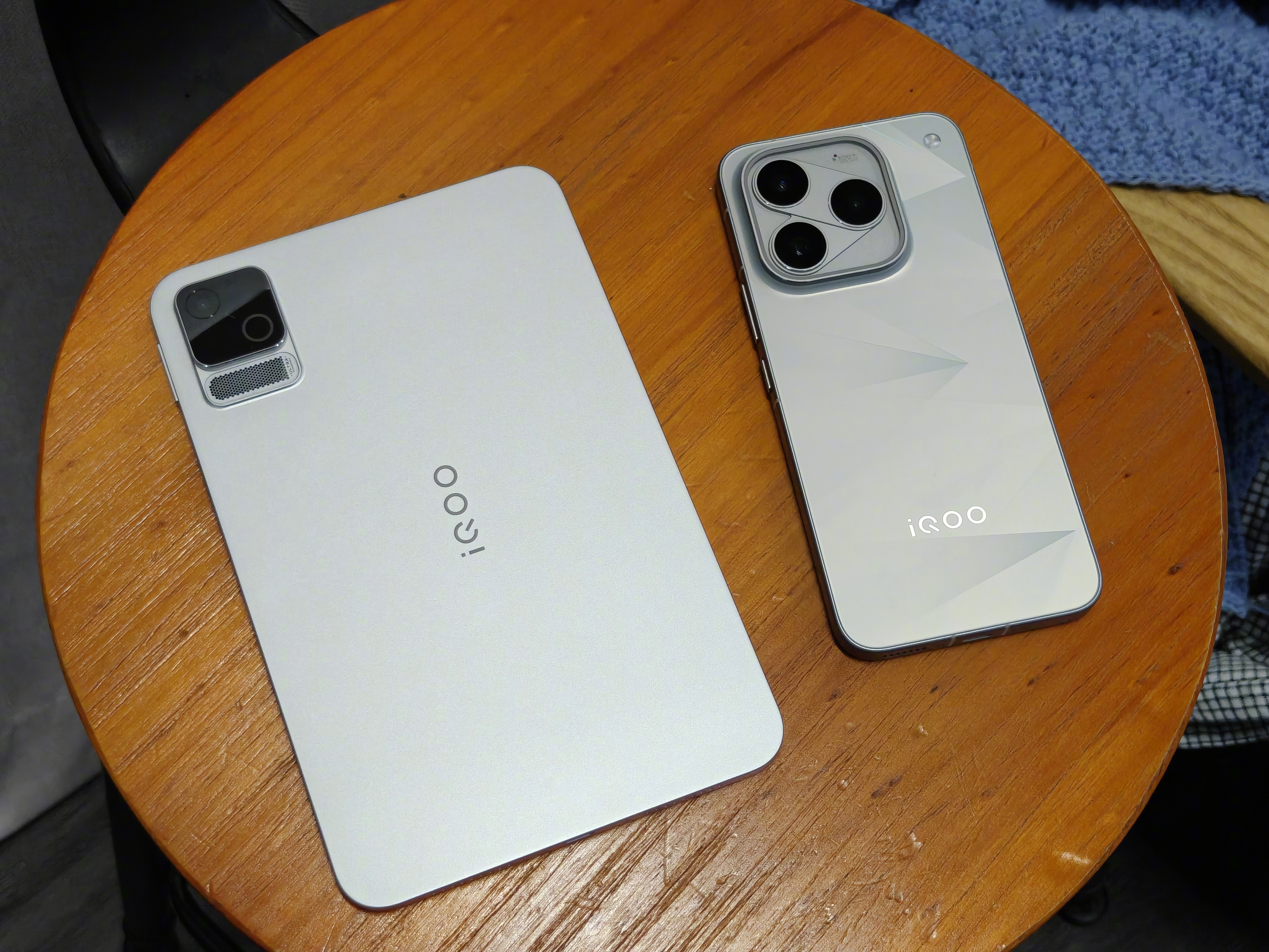 iQOO 16 & iQOO Pad Ultra 简单上手了几天，分享点主观的个人看法：

iQOO 16 “逐光”配色的激光全息后盖视觉上很独特，平放时外观干净素雅，转动机身便浮现红蓝交织的隐藏光影纹理。背部领航标镜头模组极具辨识度，三颗镜头被机械臂式结构串联，悬浮置于六边形矩阵纹理之上，层次立体。机身配备 9.13 ​