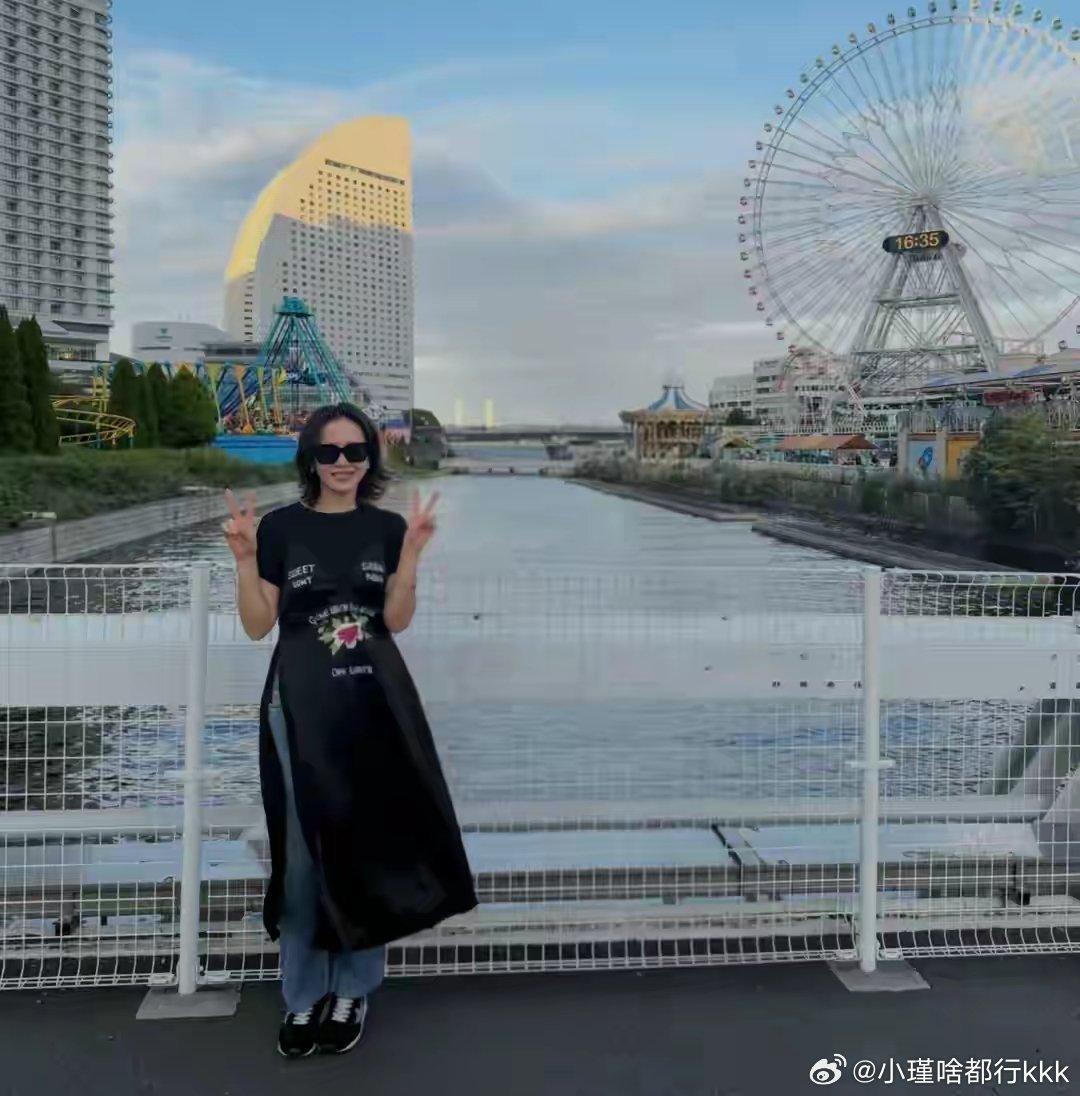 孙艺珍分享度假照，和玄彬同坐游乐设施，素颜出镜穿搭随性 ​