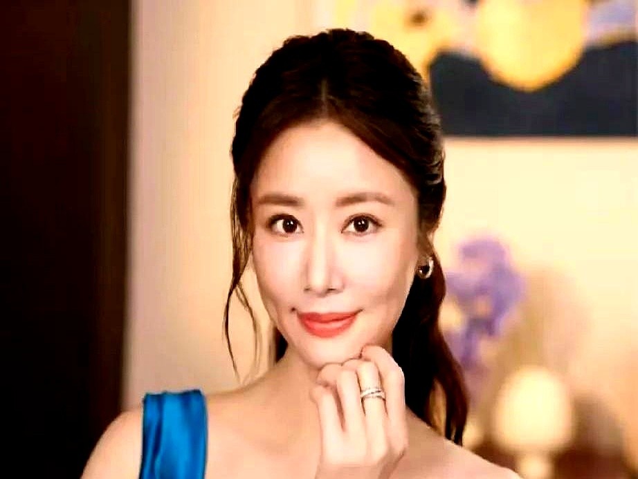 活动生图刚出来，网友甚至不去讨论八卦，全在蹲守扒衣服面料。

林心如这身湖蓝缎面斜肩裙直接走了轻熟路线。清透的蓝调，加上垂坠剪裁，整个温婉贵气感立住了。连圈内老炮都直言她拿捏造型的本事太扎实。

现在靠剪裁和质感把路人看服的真不多见。业内已经在预测，蓝色缎面礼服的搜索量要被她带飞了。

红毯争艳看多
