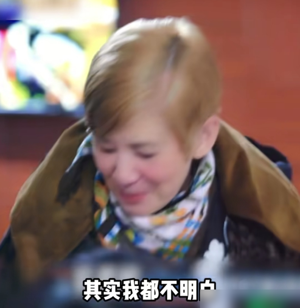 吴君如当着镜头直接问周冬雨，你画卧蚕干嘛？
周冬雨当场僵住，嘴张了张，愣是没接住这句话。
港圈老炮向来不惯着，想到啥说啥。可你细品，画卧蚕是人家小姑娘上镜的体面，这话等于当众掀裙子。
评论区直接撕成两半。一边说这是真性情，老艺人没包袱。另一边说这不叫直爽，叫没分寸。
猎奇的是，骂吴君如的，多