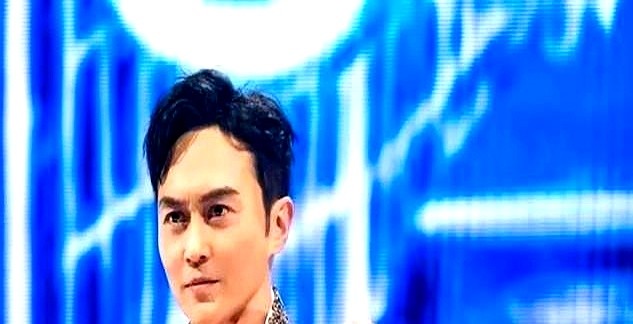 袁咏仪把一件买小了的夹克塞进行李箱，张智霖穿上一看，袖子整整短了一截。

按一般家庭的节奏，这会儿该翻旧账吵起来了。张智霖嘴上笑骂了两句，转头自己找台阶：“短就短喽，也算一种搭法。”袁咏仪在旁边憋着笑，硬是一句没顶回去。

对19岁的儿子魔童，两人也是这个脾气。儿子试音进了乐队，直接提出要搞Gap