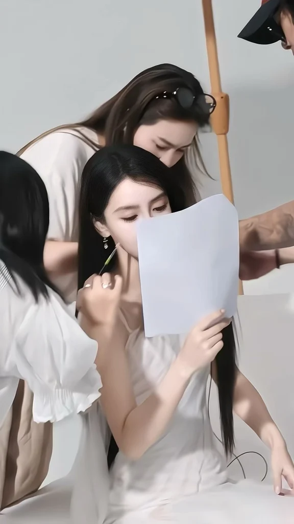 两张片场工作中的Baby