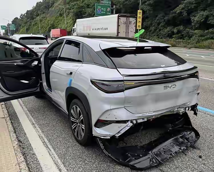 一场高速追尾，让韩国网友集体破防。一辆比亚迪海狮07在韩国高速公路上被现代帕里斯帝追尾，结果却让人大跌眼镜。现代车头撞得稀烂，比亚迪却几乎毫发无损。这到底是怎么回事？

事情发生在韩国本土的高速路上。前车比亚迪海狮07正常行驶，后车现代帕里斯帝以接近115公里每小时的速度直接撞上去。现代帕里斯帝是长