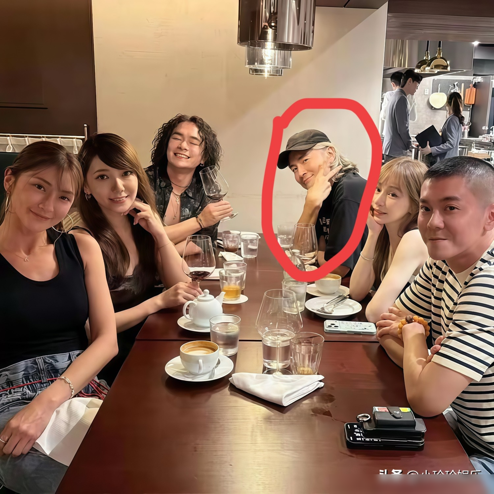 44岁王心凌晒生日照，同框的江直树你还认得出来吗？
王心凌还是一贯的甜妹模样，边上的郑元畅留了长发，发缝间还带了不少白发。和当年《恶作剧之吻》里清冷短发的江直树，反差大到离谱。
网友大半第一眼都没认出来，吵完认不出又集体念旧。说江直树还是青春白月光，现在这模样反倒有种随性的成熟感。
有人攥着青