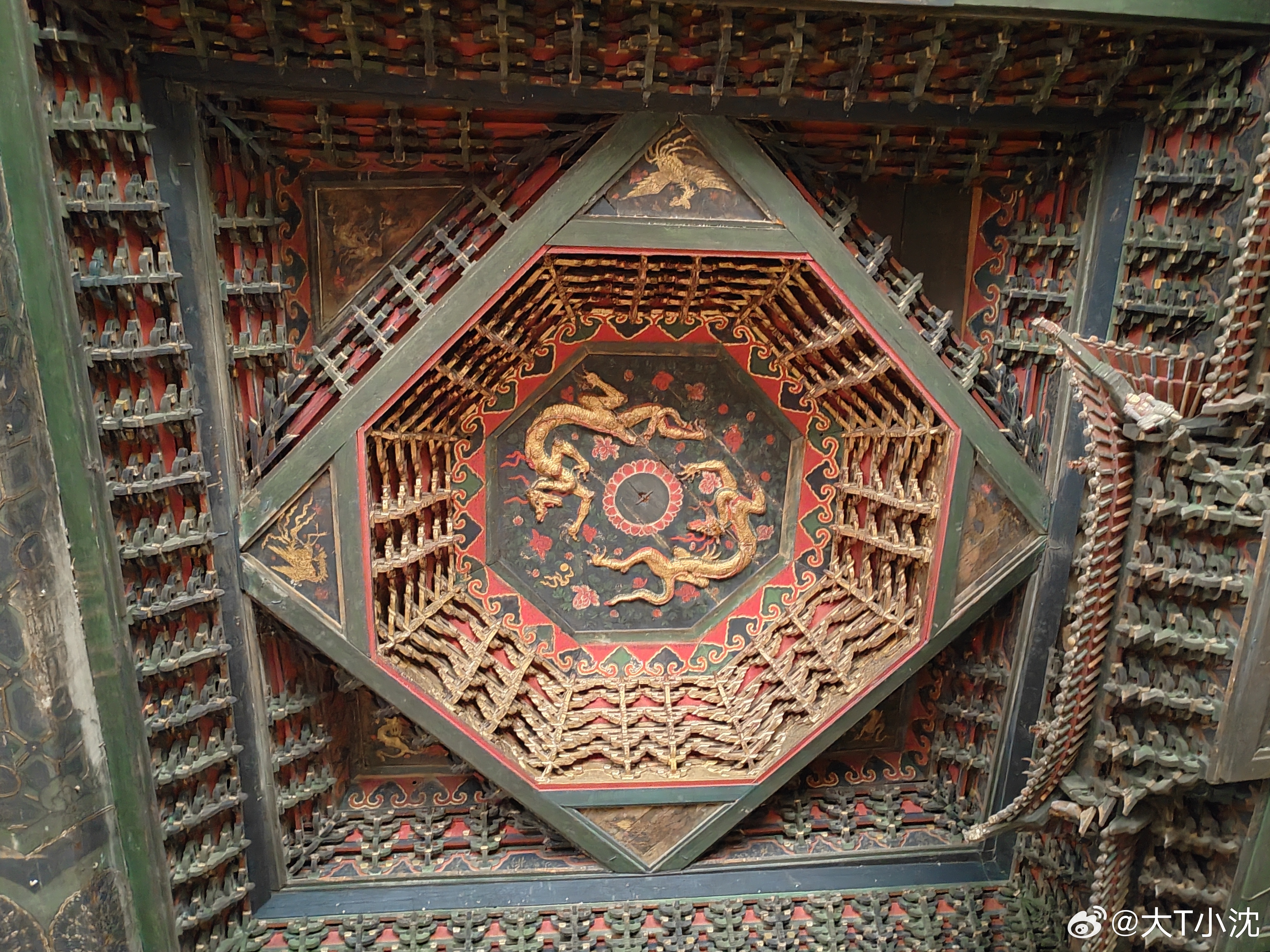 一个月之内，第二次来大同了

包了个车去看悬空寺和木塔，阴差阳错地是个女司机。最后一段历程，司机不知为何谈起了自己的家事。2个儿子，丈夫多年来坚持赌博和家暴，但自己的母亲也坚持帮忙带娃贴补家用和坚持不让离婚。我勒个去……

雨下下停停，停停下下，景点人群络绎不绝，幸运的是凡是下大的时 ​