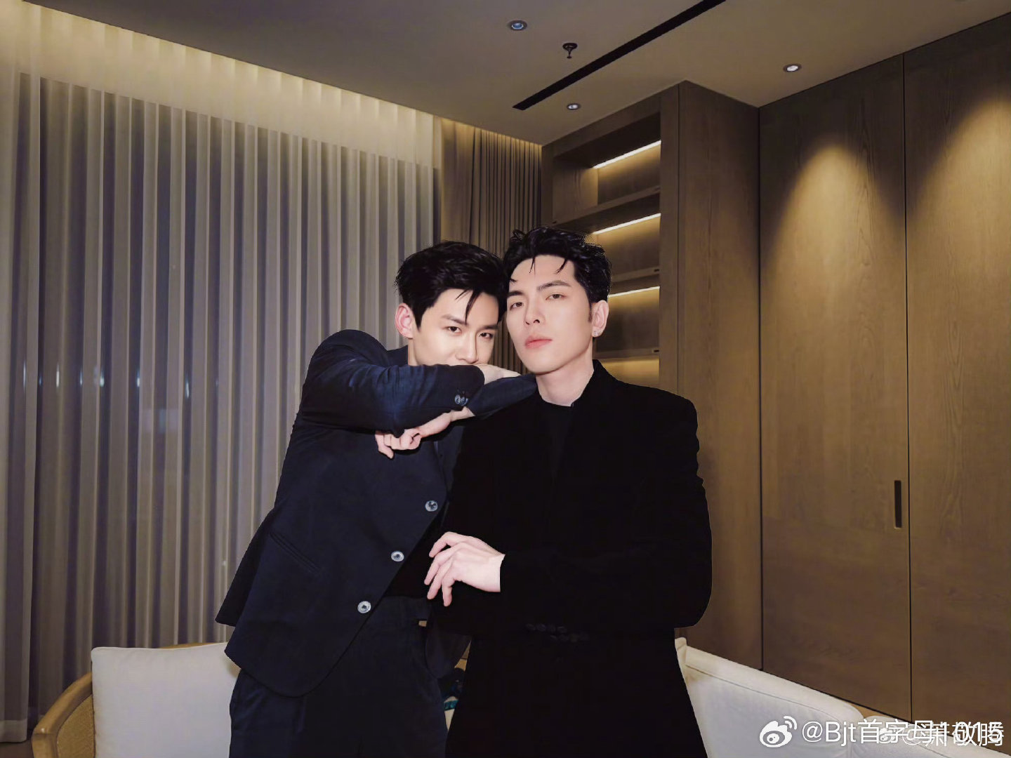 #白敬亭[超话]##白敬亭##萧敬腾晒和王嘉尔白敬亭合照# 弟感超足[抱一抱][打call] ​