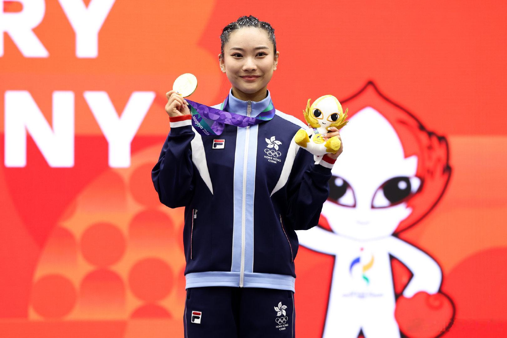 #亚运会#女子长拳决赛，中国香港选手“三朝元老”沈晓榆以9.713分为港队摘得本届亚运首枚金牌。据说这领奖服叫胜利夹克，名字取得好。 ​