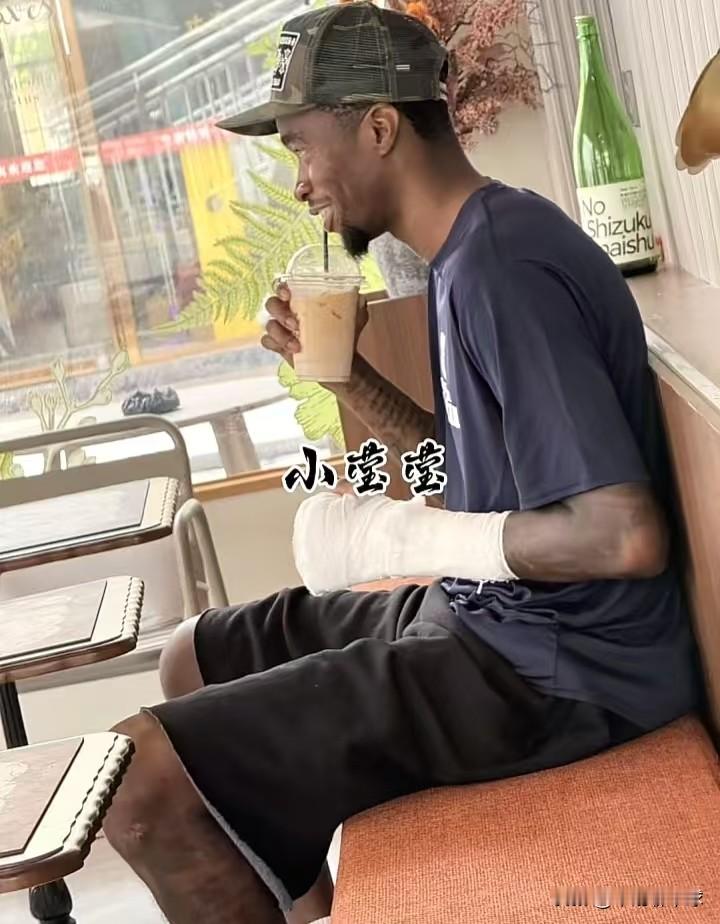 广东宏远男篮核心后卫热身赛受伤！
近日，广东宏远男篮与NBL贵州猛龙队的比赛中，广东宏远男篮核心后卫外援萨姆纳在上篮的过程中摔下来，手撑了一下地面造成手指扭伤，当时就去了医院检查，从社媒上的照片中看出，包扎好的萨姆纳悠闲的喝着奶茶，情况应该不严重，之前CBA季前赛萨姆纳大概率不会出战！