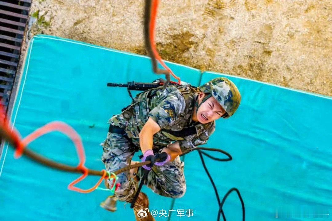 【直击现场！#警士选晋考核紧张进行中#[努力]】近日，武警部队各单位夏秋季警士选晋考核全面展开，参考人员精神饱满、斗志昂扬，全力以赴迎接检验。一起直击考核现场↓↓为他们加油！#攻坚建军百年新样貌新作为# ​​​​