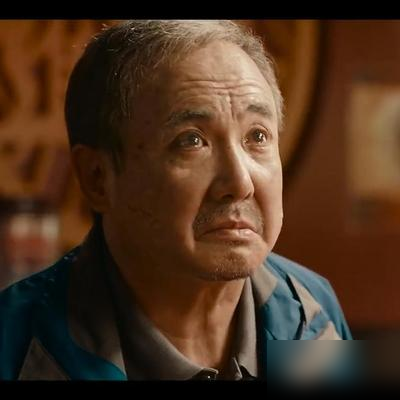 狂砍21亿，沈腾这次却没帮老板赚到钱。
《欢迎来龙餐馆》口碑炸了，豆瓣直接飙到8.7。文牧野领衔，青岛砸重金搭实景，硬生生烧了快5个亿的成本。
按分账规矩，21亿票房片方拿三成，满打满算分6.6亿。扣掉宣发和抽成，利润薄得可怜，连出品方都直言这片子对业绩没啥影响。
观众全冲着搞笑去，沈腾却一反
