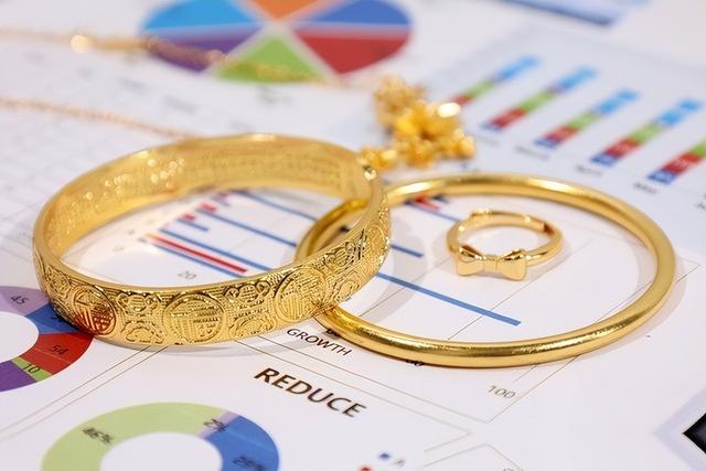 刷到杭州姑娘花99000元买100多克黄金送父母的新闻，瞬间被戳中了。
最近白马珠宝市场都快挤成菜市场了，导购忙到嗓子冒烟，连午饭都拖到下班点才扒两口。这姑娘入手的单价是每克965元，算上工费刚近9.9万，搁去年金价飙到1300多的时候，100克得掏13万往上，直接省出小四万。
以前杭州人买婚嫁五金