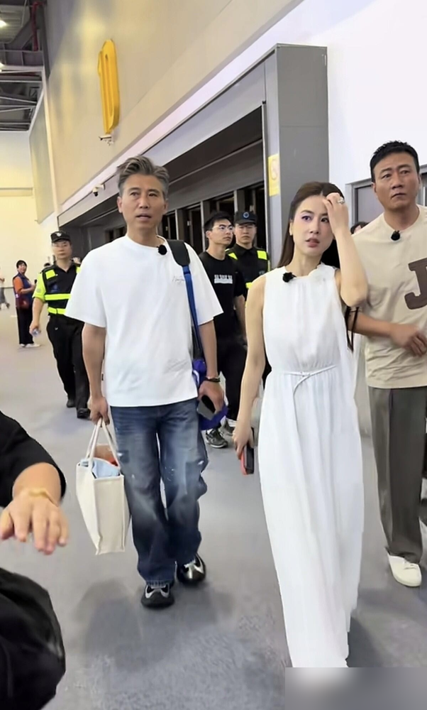 内娱中年男星的遮羞布，被胡军李乃文亲手撕了！
圈内不少四五十岁的男星，为了抢资源过度医美，填得脸僵五官假，还硬要扮嫩演少年，观众看了直尴尬。
胡军58岁坦然带皱纹，录综艺不会用导航直接翻车，李乃文不装不端，坦然承认自己沧桑，俩人放下身段给年轻艺人当助理，一点架子没有。
真正的中年演员，拼的从来