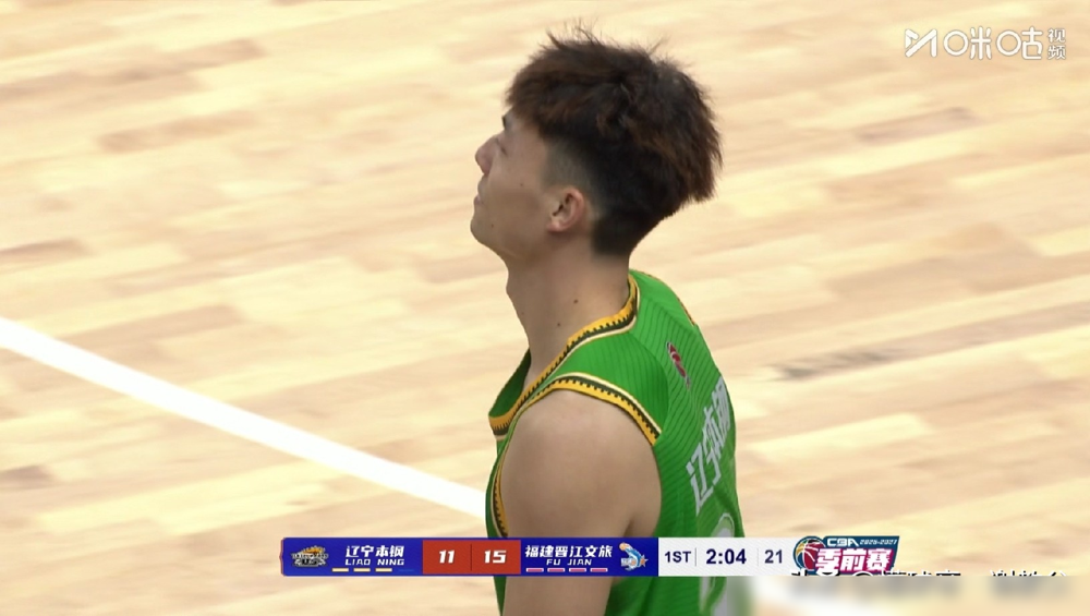 赵继伟带伤硬上，结果辽宁差点在福建翻车。乌戈排了个三后卫，赵继伟、哈维、鄢手骐同时在场，后场矮得跟门槛似的，福建逮着错位一顿揍，反超了。
下半场学乖了，不协防、不放三分，就贴着投手跑。最狠的是鄢手骐，整场跟皮特森玩命缠，贴得对方核心外援命中率惨不忍睹。
赛后乌戈点名：鄢手骐防得非常优秀。
平时