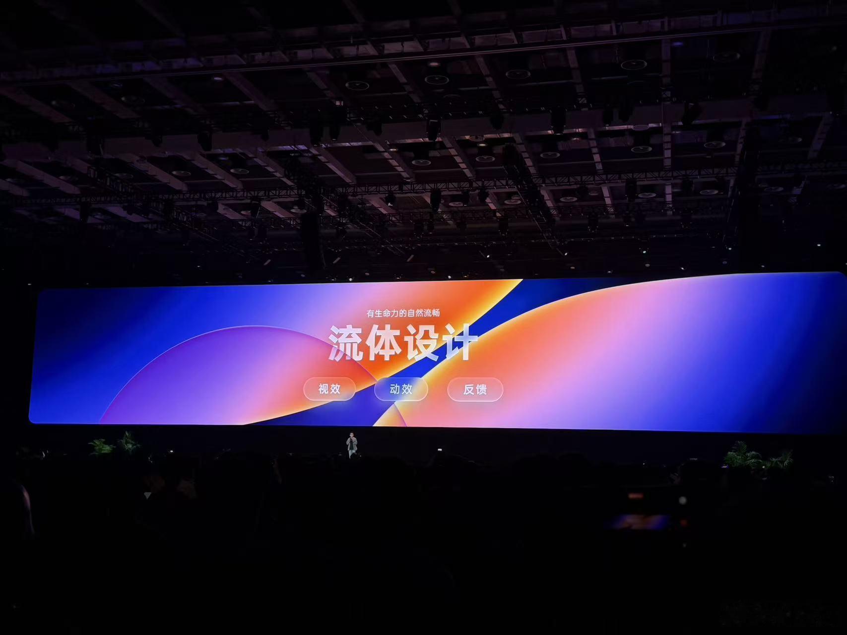 还在吐槽安卓不流畅？ColorOS 17这次真的杀疯了！全新流体设计，光效、动效、触感反馈全都拉满，解锁进桌面的动画丝滑到像德芙。

背后全靠新一代极光引擎和潮汐引擎，不仅动效丰富，前台流畅后台还稳，应用保活率直接提升55.6%。更绝的是，它居然会“学习”你的用机习惯，越用越懂你。

而且这次OPPO ​