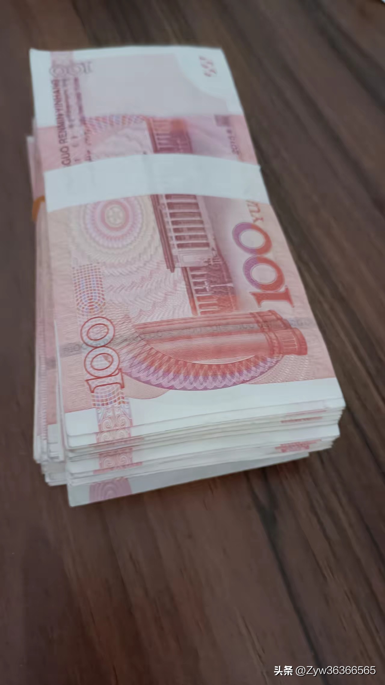 韩红的人品究竟如何 韩红的人设这几年是真有点崩。就拿冯小刚新片首映礼来说，她一句“走个面”喊话北京市民，像道德绑架，虽紧急致歉，但大家心里还是有疙瘩。
十二年前她在《中国梦之声》上怒斥选手孙浩，让孙浩背负骂名事业尽毁，现在看来也多了几分争议。
更离谱的是她成名曲版权问题。像《天路》，她宣称花 10