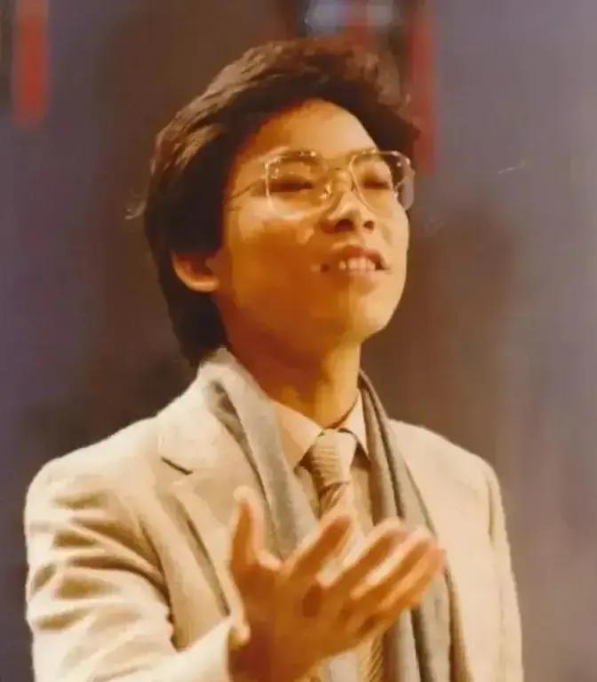 1982年，张明敏唱完《我的中国心》后，被香港乐坛除名，正当他心灰意冷准备回电子厂当工人时，突然接到了春晚导演的电话：“愿意来内地央视春晚演唱吗？”
张明敏在电子厂宿舍里坐了整夜。天快亮时，他起身收拾了那件唯一没沾油污的衬衫，把吉他装进布袋，最后看了一眼角落里的工牌。
线长在车间门口拦住他。“真想好