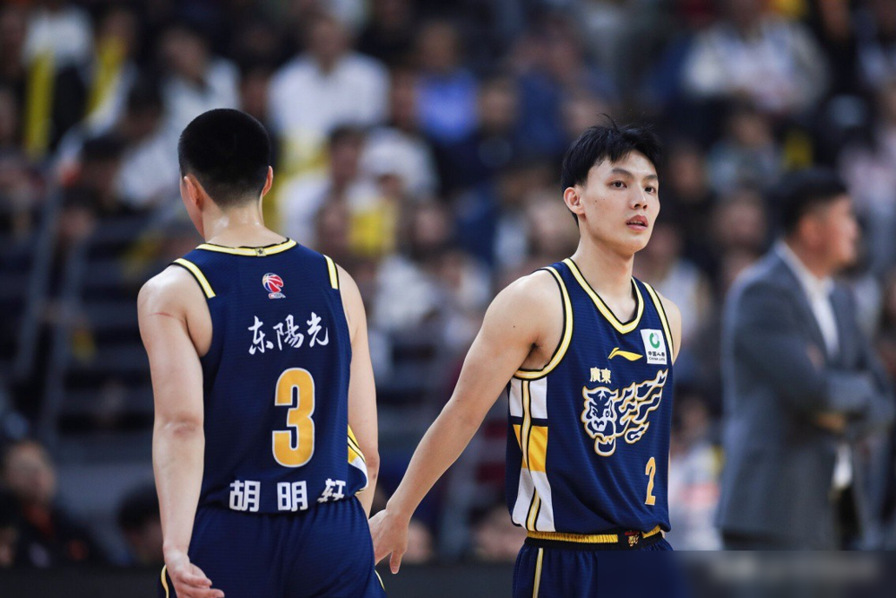 一个拿70万，一个拿600万顶薪，广东队这后场真有意思。 拿着B类合...