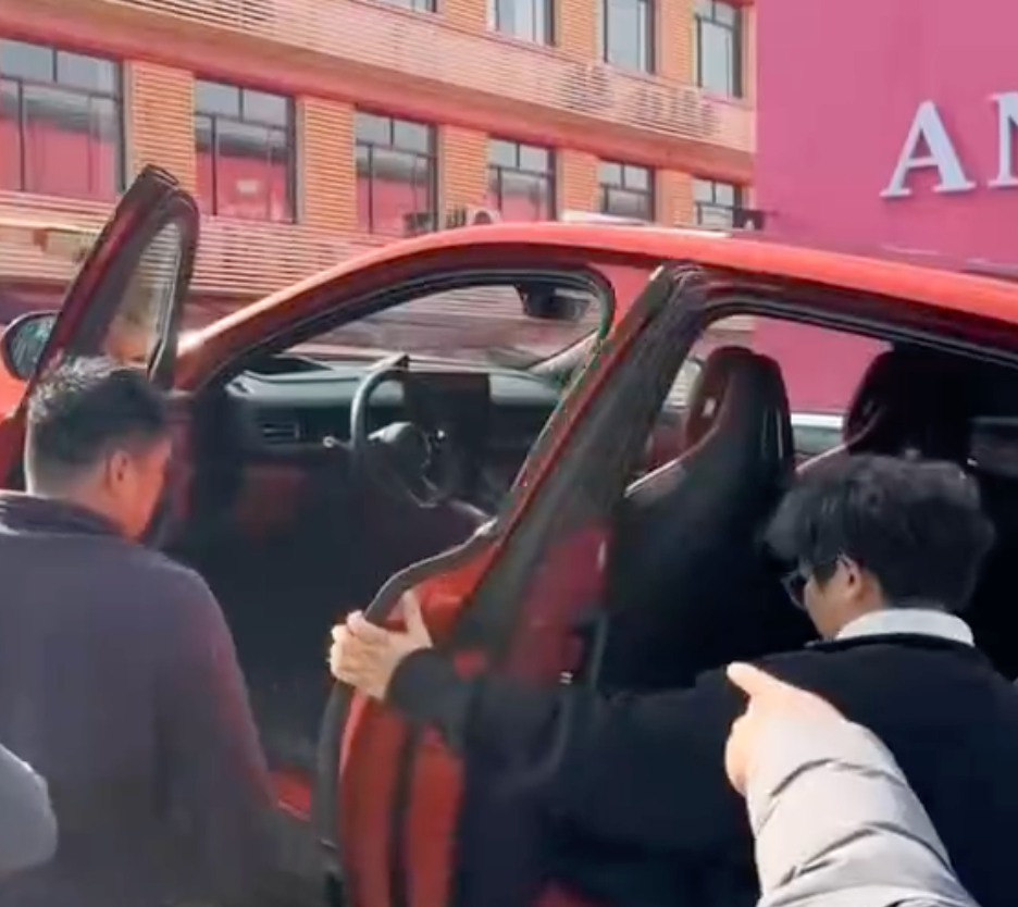 这回走的是运动风格？问界M6内饰疑似曝光！ 日前，网络上曝光了一组疑似...