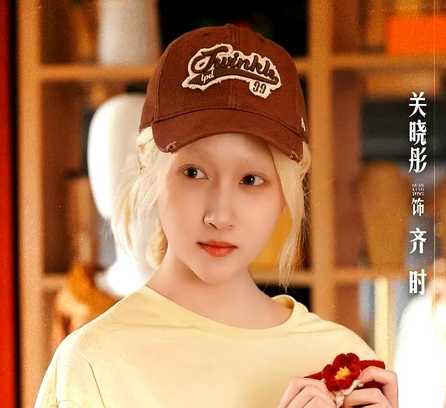 央视一套播出的26集年代剧《生逢其时》，把齐曹两家90年代同一天出生却被抱错，一换就是整整30年的人生错位扒得太真实了
 

郭涛和郭晓东把当爹的那点事演得入木三分，高压管教伴随着穷开心，满屏都是咱们老百姓家庭鸡飞狗跳又透着烟火气的真实写照
 

关晓彤和王子奇这30年的错位命运，恰恰撕开了底层人摸