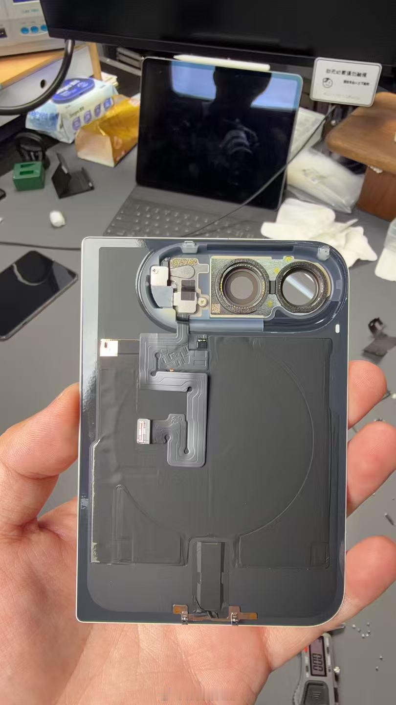 iPhone18Pro/ProMax和Duo  这三款机器 用外版的MagSafe充电器 都可以解锁25w的无线充   无线充模组的硬件上是没有阉割的 ​