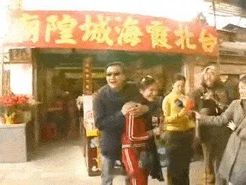 这是当年内地版天龙八部的宣传期吗？刘亦菲刘涛胡军都在，还有张纪中，真朴实的时代！ ​