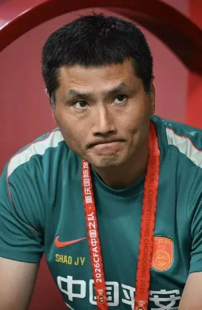 国足刚3-0赢完马尔代夫转头被新西兰灌3个，邵佳一赛后说了句大实话：联赛里踢得再顺，到了国际赛场连人家节奏都跟不上，这就是真实差距
9月27日重庆，第4分钟新西兰左路传中包抄破门，第29分钟连续二过一打穿整条防线，第82分钟替补连线头球补射。三个失球，同一种防守崩盘方式。
一、战术拆解：不是个人失误