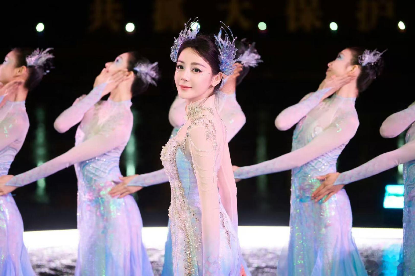 #迪丽热巴邀你游宜宾##宜宾的浪漫被迪丽热巴跳出来了#灯火江水交织，无人机光影勾勒江豚，迪丽热巴的舞蹈把宜宾独有的诗意跳出来。 ​