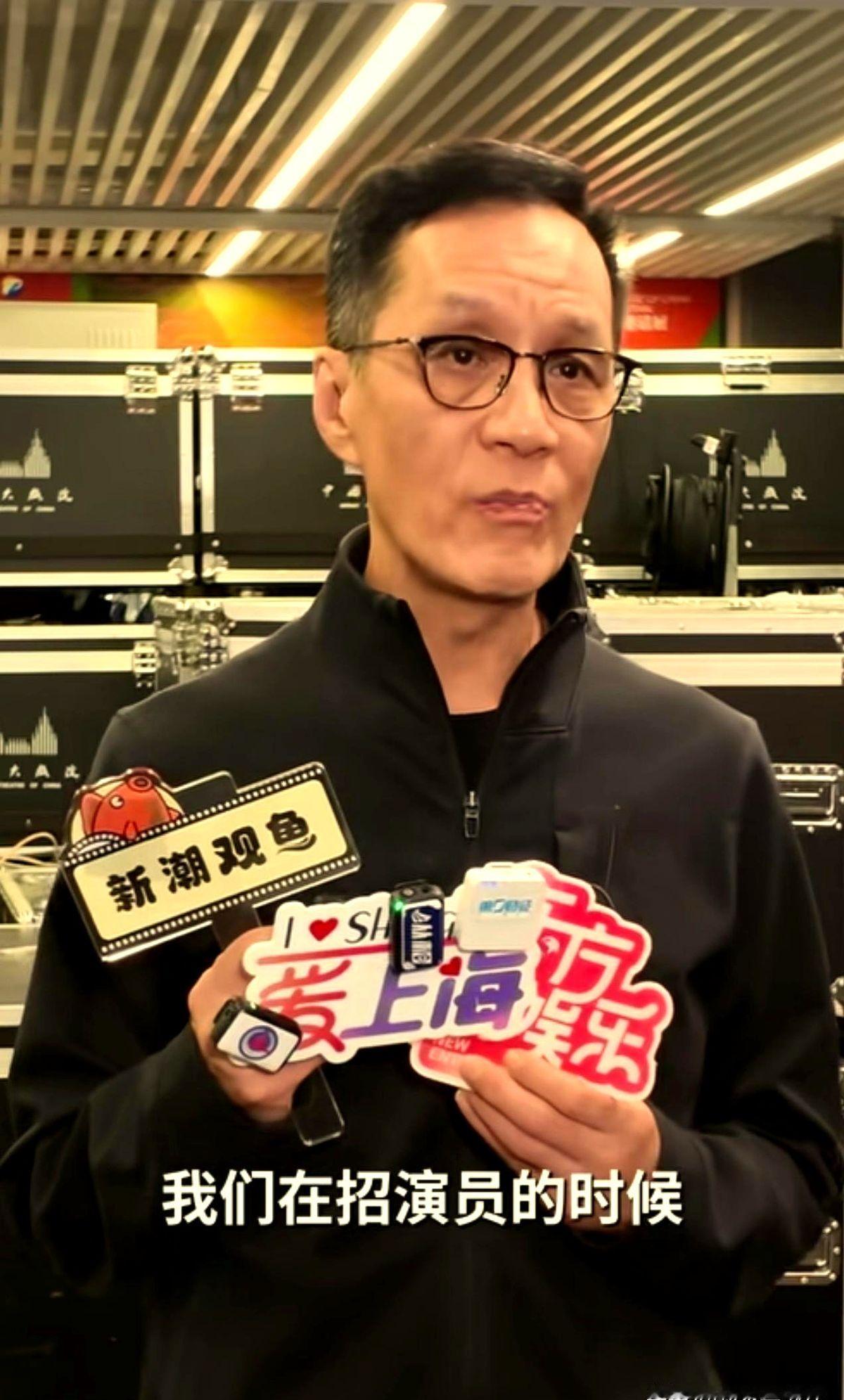 当年北电中戏老师当面劝冯远征：别考了，回厂里做拉链去吧。

就因为长相不出众，他连考两年全被刷下来，最后是北京人艺要了他。后来的事大家都知道，国家一级演员，现在坐到了人艺院长的位置。

最绝的是什么？整个行业现在挑演员，嫌个子矮、嫌长相普通，路子越选越窄。

连当上院长的冯远征自己，回头都招不到当年