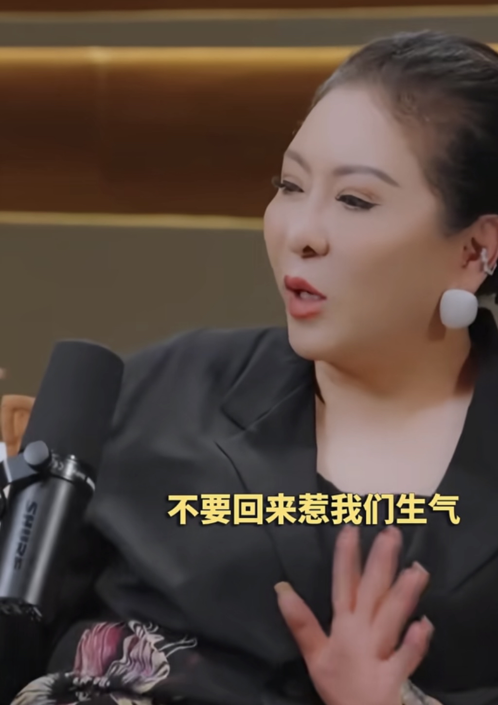 向太说：“向华强现在说向佑不要来往最好，钱照给你，不要来往，不要回来，惹我们生气。我觉得我慈母多半还是，我不应该从小就不讲向佑，是因为向华强不让我讲他。你讲他一句，他就跟你哭到快要撅过去，他爸就不准，你根本不能讲。”

早年向佑若是被批评，就会情绪崩溃大哭，向华强担心儿子承受不住，便不让向太管教指责