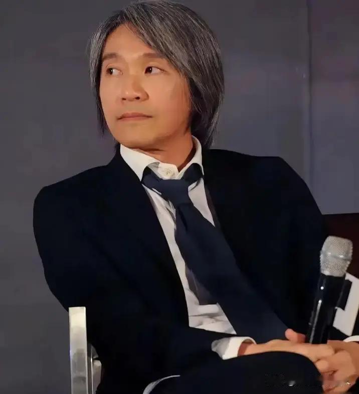 主持人问冯小刚:“娱乐圈里，你最看不惯的人是谁？”冯小刚脱囗而出:“周星驰。”主持人好奇:“为什么？”
 
冯小刚说完那话，自己也顿了一下。他往后靠进沙发，手指在膝盖上轻轻敲了两下。“都是过去的事了。”他补了一句，但语气没松下来。
 
这事后来传到周星驰那边，他正看新电影的剪辑。助理小心提了一嘴，周