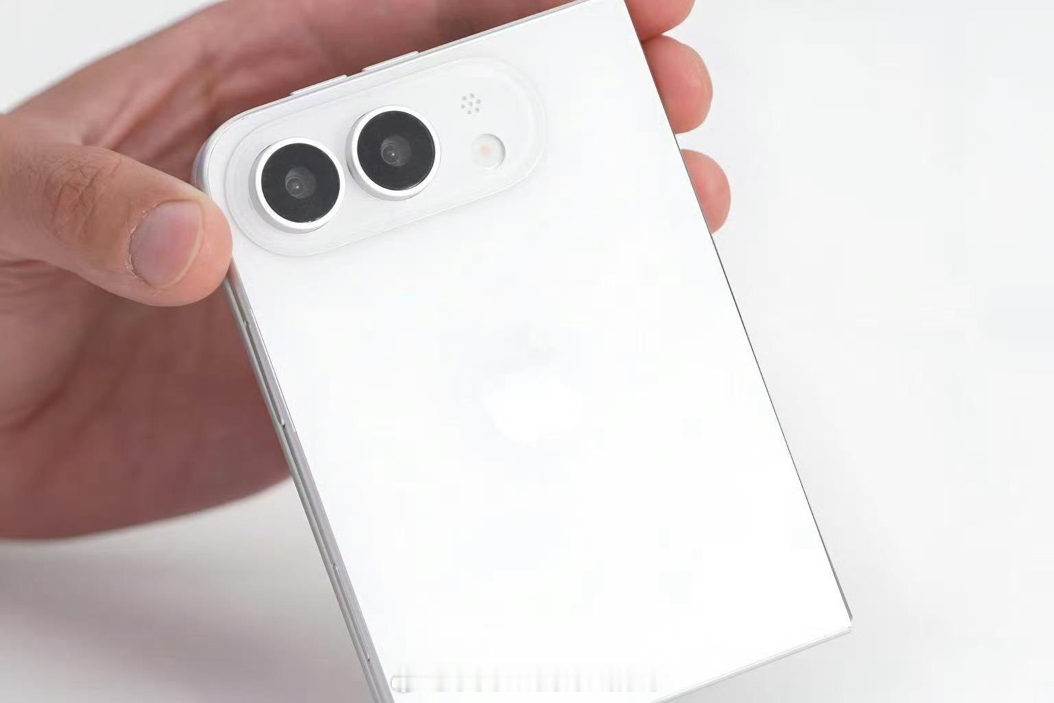 【#iPhone18ProMax机模上手视频#】#iPhoneUltra折叠屏机模上手视频#9月2日消息，博主Unbox Therapy带来了iPhone 18 Pro Max和iPhone Ultra折叠屏的机模上手视频。

iPhone Ultra折叠屏，其外屏尺寸约为5.5英寸，大小约等于一本标准护照，合上时可以作为常规手机使用，能够满足快速查看消息和单手操作的 ​