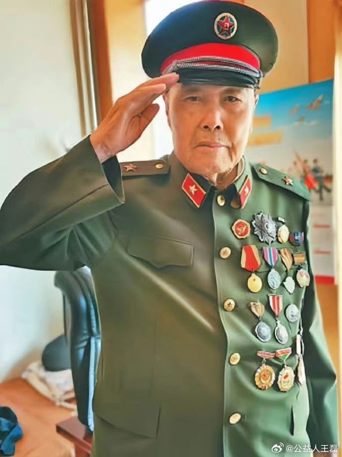 七一勋章获得者王占山！战功赫赫的百战老兵 
 
战场上出生入死、英勇杀敌，抗美援朝金城反击战中，带领战友坚守阵地4天4夜，歼敌400余人，全身38个弹孔。挂满军功章的老兵！多少次冲锋陷阵，拼死换来的荣誉！致敬英雄！ ​​​