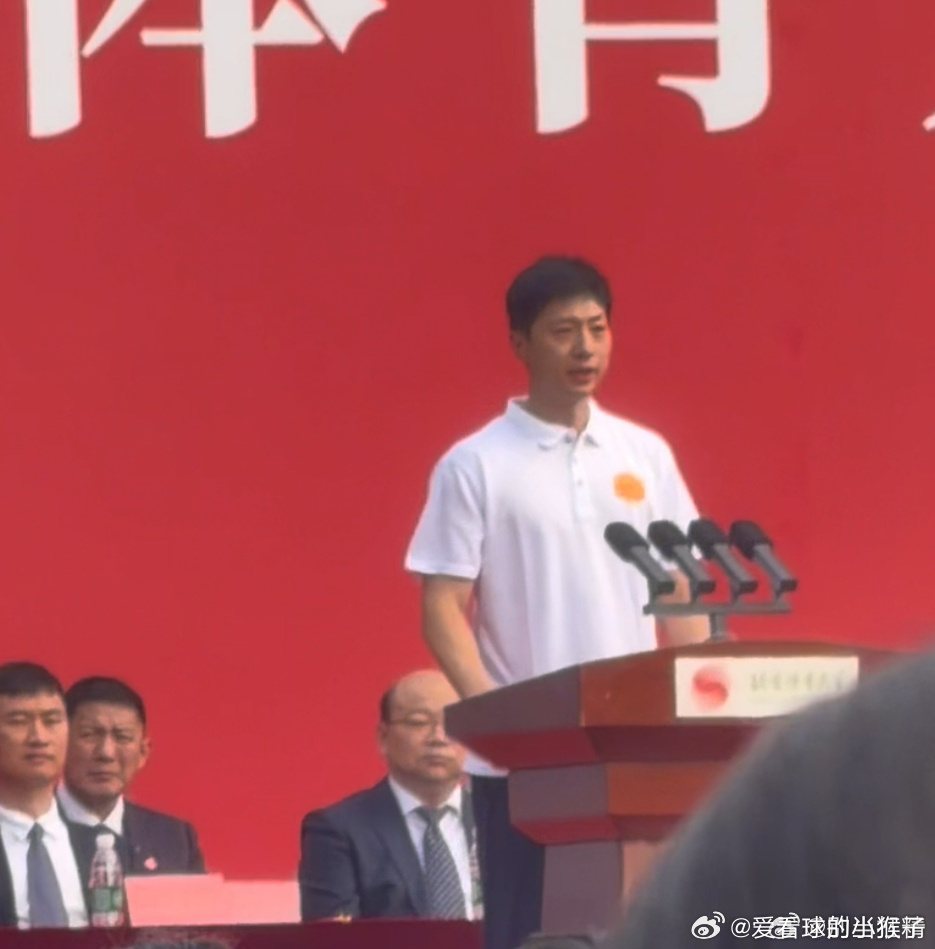 #马龙博士开学典礼发言#
9月17日，北京体育大学2026级开学典礼，马龙以博士新生代表身份上台发言，正式开启博士阶段学习，报考方向为运动训练与竞赛。

当天马龙身穿北体白色文化衫，一路和现场同学击掌互动，台下有同学喊“龙队”，他笑着挥手回应，褪去赛场光环，尽显学生模样。

上台开篇：“各位老 ​