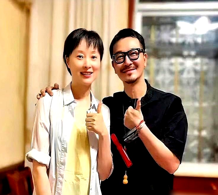 54岁吴越在网上发了张纯素颜照，满脸细纹清清楚楚，底下评论区当场炸锅，不少人劝她赶紧去医美打针
 

面对这些挑刺，不删照也不破防，直接回了一句：到了这个岁数，长这样挺正常。当年咏梅拿下柏林影后，也是当场交代修图师，千万别修皱纹，那是好不容易长出来的
 

现在荧幕上多的是五十来岁还硬凹少女感的假面