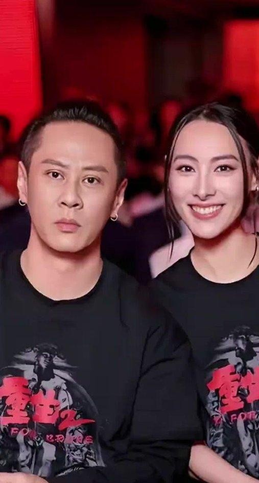 离开千亿豪门十几年，36岁的梁洛施没去哭诉委屈，反而把自己活成了一个能打硬仗的狠角色。
以前大家提到她，舌尖上打转的永远是李家、游艇、生了三个儿子却没进门的豪门过客。那会儿满天飞的新闻，主角从来不是她，全靠挂在有钱人名字后头蹭光环。
现在再看镜头里的她，手腕上缠着拍打戏留下的绷带，眼里的狠劲根本