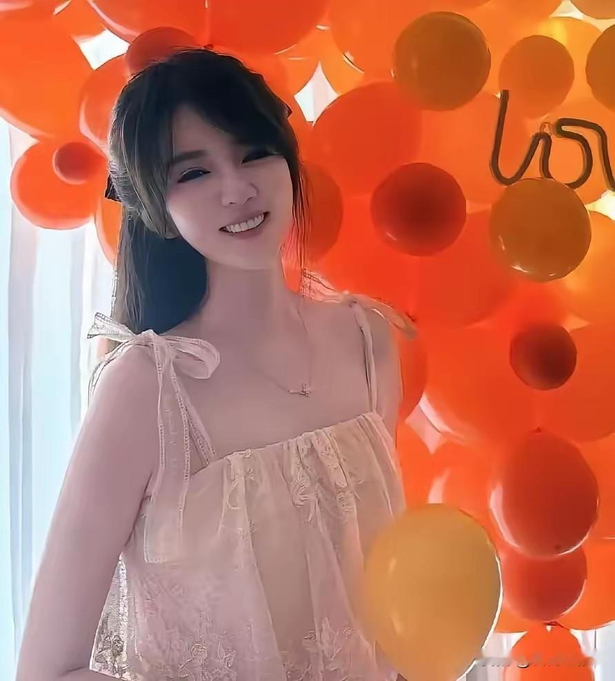 王晓晨，这还是你么？
​​9月4号下午4点，王晓晨晒了张自拍，并配文说：“9月的金秋，你好吗？”
​照片里的她，眼神里藏着点儿什么，说不清，道不明。可就在同一天，她人在深圳，上午看秀聊新中式穿搭，下午接受采访谈《主角》里的米兰。又是看秀又是专访，忙得脚不沾地，偏偏还有空卡着下午四点发一张岁月静好的自
