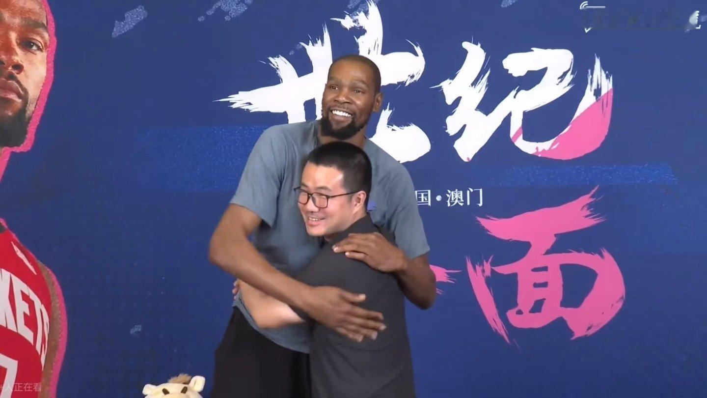 #杜兰特与徐静雨世纪大和解#2026年10月10日，凯文·杜兰特与知名解说徐静雨在澳门完成历史性会面，双方签署《杜雨和解协议》并拥抱致意，多年线上隔空对线迎来线下大和解。 ​
