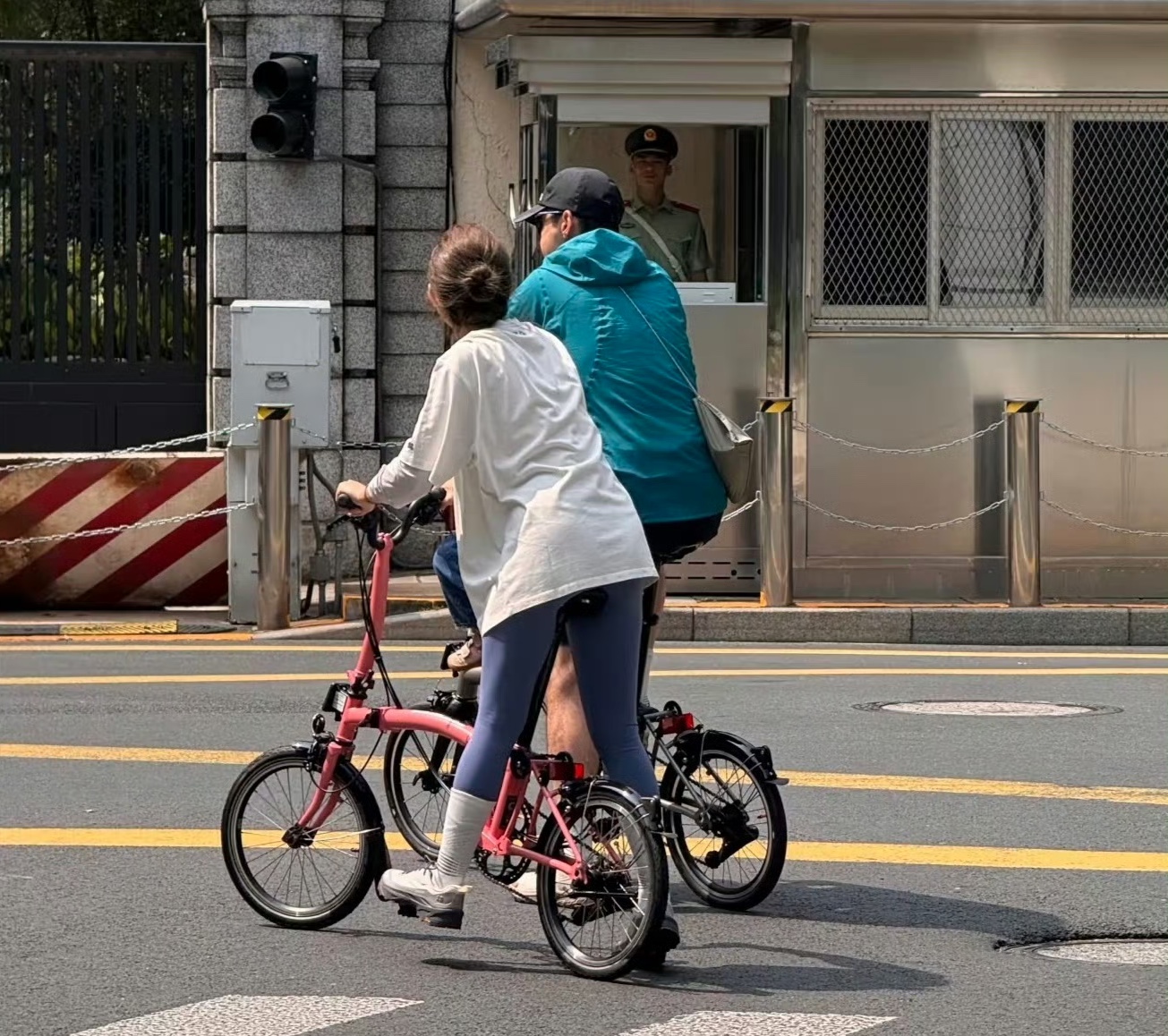 胡歌一家三口骑行，三岁女儿坐在胡歌的车前杠，妻子黄曦宁骑车在侧。
胡歌黄曦宁相差11岁，在一起已经六年了，细水长流的日子，过的好幸福呀。
只是观众时不时还是会想起那个意难平-薛家凝。只能说对的时候遇上对的人，人生的出场顺序很重要。错误的时间对的人也会成为遗憾。
胡歌